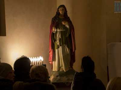 A sinistra dell�altare si trova la scultura di Santa Lucia, con il mantello rosso e i capelli sciolti sulle spalle 